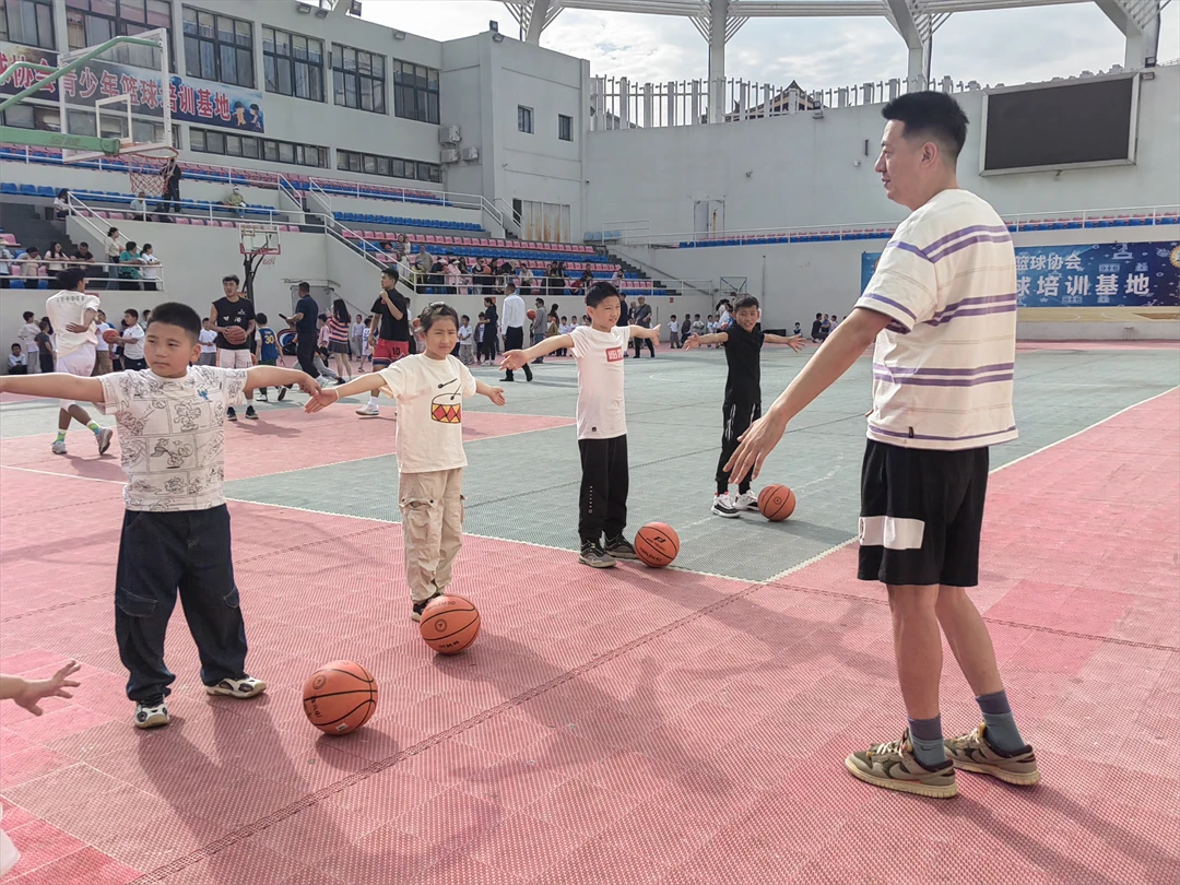 青少年篮球爱好者如何提高接球技巧?_1